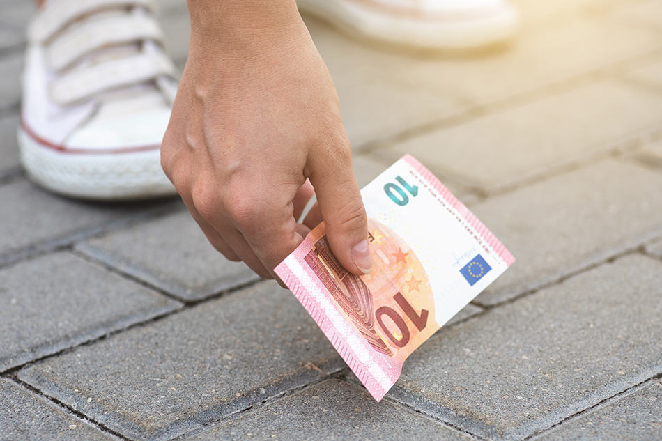 Mơ thấy mất tiền rồi tìm lại được là điềm gì? Đánh con gì dễ trúng?